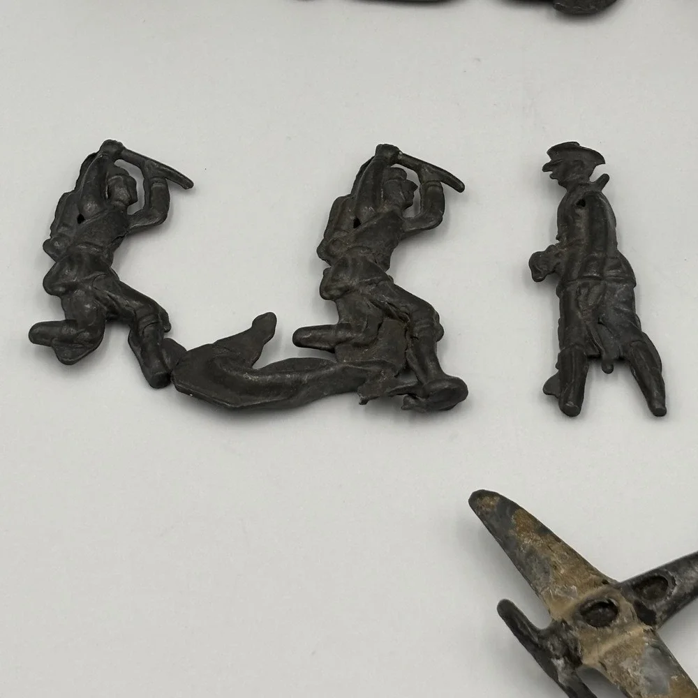 VINTAGE LEAD SOLDIERS MILITARY ARMY MEN WW2 Lot Of‎ 13 And A Plane